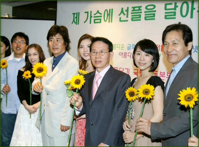 Founding ceremony for the Sunfull Movement, May 23, 2007. From left to right, Kim Je-dong, Dominique Noel, Yu Dong-keun, Sun Yao, Dr. Min Byoung-chul, Hsu Yi Ling, and Ahn Seong-kee